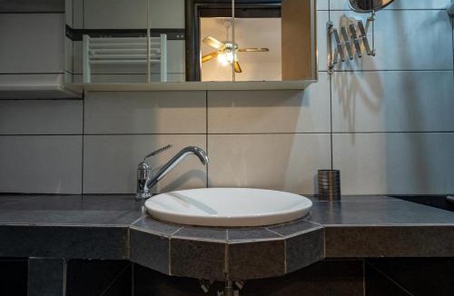 Nea Ionia Apartment | Top-Floor Apt with Private Patio- Nea Ionia by ΜΡS