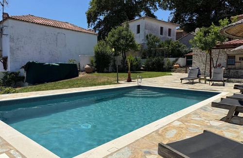 Xinovrisi Apartment | Tsagarakis Guesthouse & Pool Room .4 with Mountain & Pool View, Wi-Fi, Air Conditioning