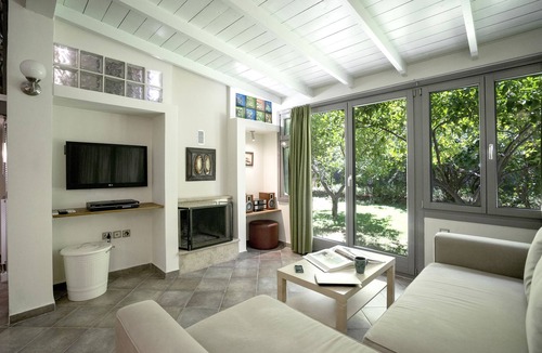 Agia Paraskevi Apartment | Valashouse