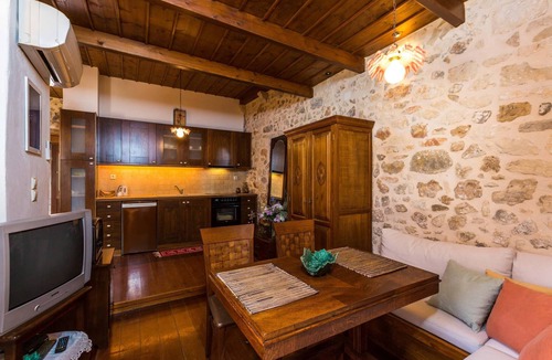 Old Town Rethymnon Apartment | Venetian Rimondi Fountain Mansion - Built In 1626