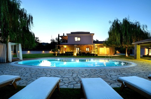 Dassia Villa | Villa Black & White Dassia