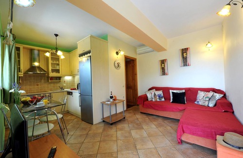 Mpogdanatika Apartment | Villa Casa Bianca Orange Apartment with Sea View, Shared Pool & Wi-Fi