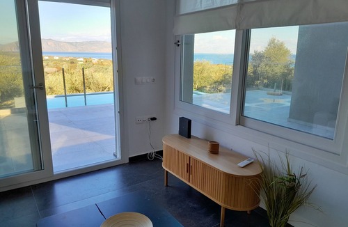 Filaki Villa | Villa Eleonas offers an unrestricted view of the sea and the surrounding area.