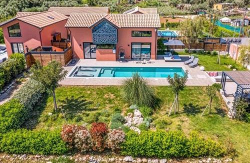 Lygia Villa | Villa Fire by Villa Plus