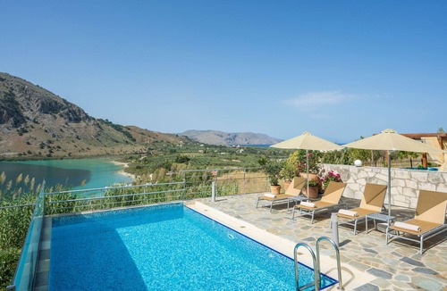 Georgioupolis Villa | Villa in Kournas Overlooking Giorgioupolis Bay