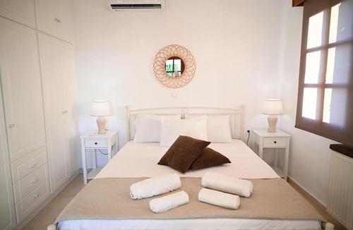 Zia Villa | Villa Sea View Gem Steps to Zia Square Hot Tub