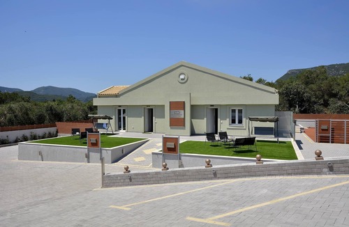Dafnata Villa | Villa Ventus Sleeps 7 with Parking