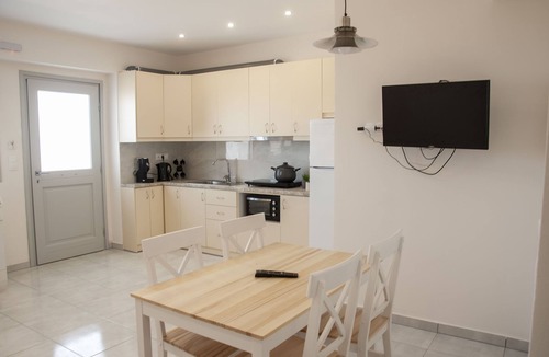Menetai Apartment | Vista Mare Suites , 2 min drive to the sea (1)