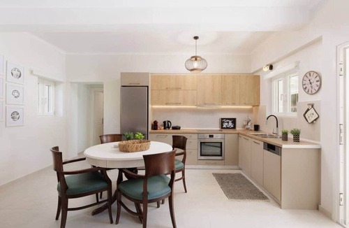 Alepou House | Walnut House- Private garden