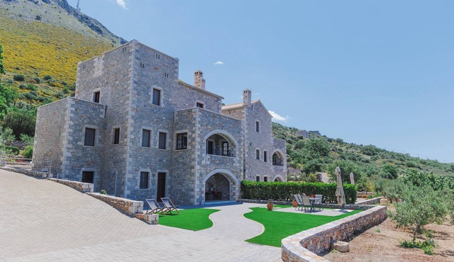 1,5 km from Areopoli Stone Apartment, Mani, Acroterra