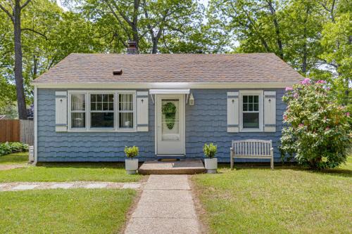 < 1 Mi to Sand! Updated Cottage w/Yard in Niantic in Niantic