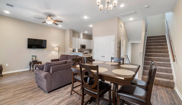 10 mins from IAH/King Bed - Spacious 2 Bedroom home - Unit B in Humble