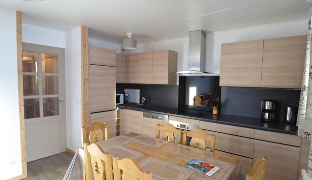 150m from shops, floor -1, balcony, tv, ski locker, 45m², Les Menuires in Les Menuires