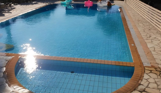 2BR Family Apartment with Pool Access – Apt 7