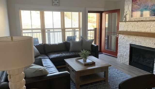 3 BR Slope-side Condo at Cranmore. Minutes to Storyland, downtown North Conway! in Conway
