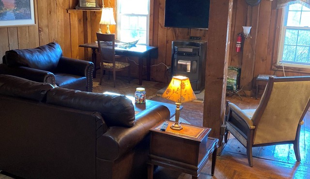 7 Rooms in Historic Lodge with Bistro and Cocktails. Over 21 Property. in shandaken