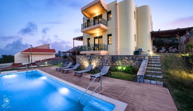 A spacious villa w/private pool - 10 ride min from the beach, center & old town!