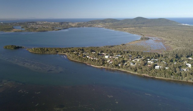 Absolute lake front - lie in bed & listen to the fish jump! in Green Point