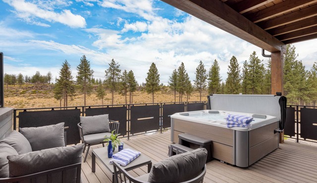Aerie Sleek 6 Unit Buyout | 6 Units, 15BDR | Deck, Hot Tub, Views, Near Old Bend in Bend