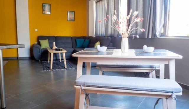 An apartment in the heart of Athens near famous str Ermou and Romanian Agora.