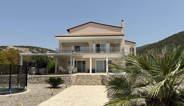 Anwesen "Villa Livadia" mit Infinity-Pool by Interhome
