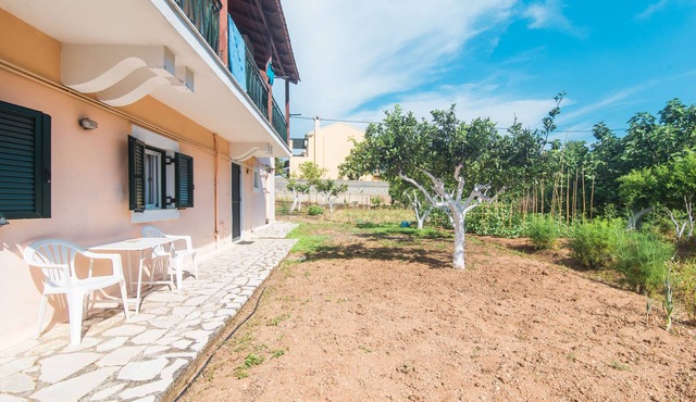 Apartment Kwstas with Mountain View, Garden & Wi-Fi