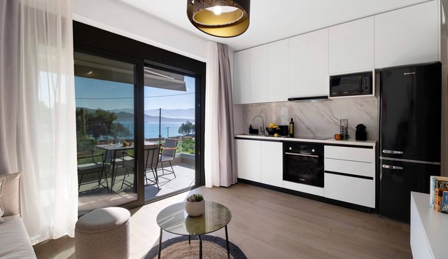 Apartment 'Mella Roa Emer' with Sea View, Wi-Fi and Air Conditioning