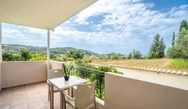 Apartment 'Premier Studio Downstairs 9' with Sea View, Wi-Fi and Air Conditioning