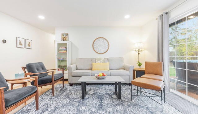 Apple Tree Cottage ~ Walkable 2 bed/2 bath in Carlton