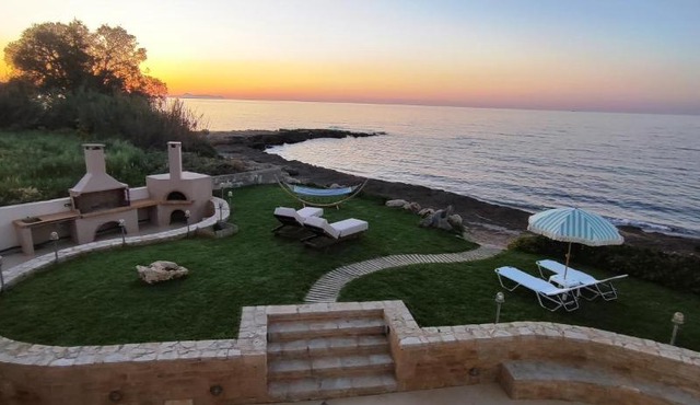 Aqua Luna Bay - Romantic Beachfront Suite & Garden