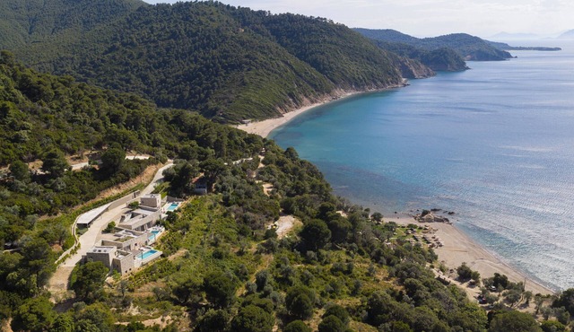 Architect-designed villas with infinity pools 4 min walk from relaxing beach