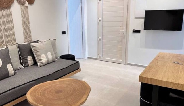 Aristotle Suites, Aegle