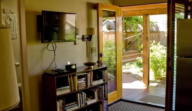 Artful, Rustic Backyard Cabin-Sustainable Ethic, Downtown 20 Min, 5-Star Shower in Portland