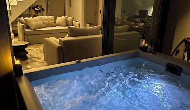 Artion jacuzzi Villa Nikiti a 3-bedroom apartment with jaccuzi in charmingNikiti