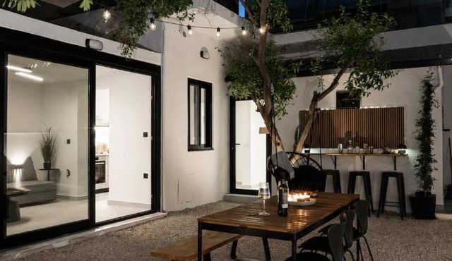 Athelio Boutique Home, Private Courtyard, Outdoor Bar & Shower