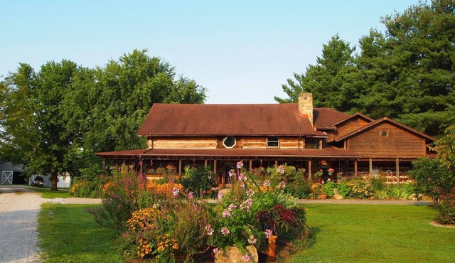 Authentic, Rustic, Historic Log Cabin in Richmond