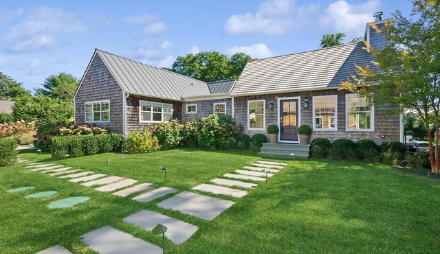 Beautiful 3-bedroom house. Walk to town in quaint Bridgehampton! in Bridgehampton