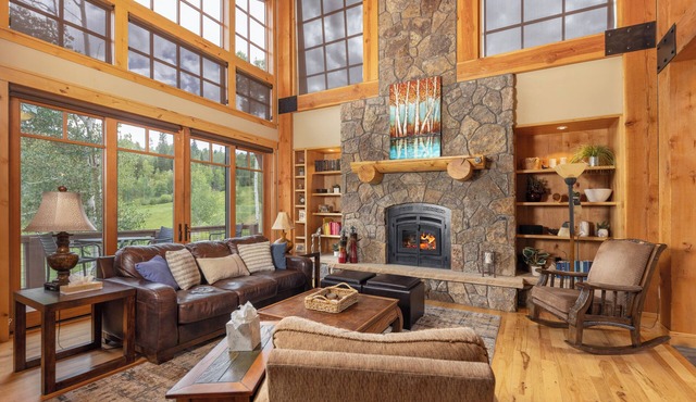 Beautiful Upscale Home on the Golf Course with Two Master Suites, Private hot tub in Silverthorne