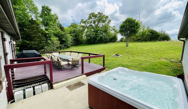 BEAUTIFUL VERY SPACIOUS home in heart of Branson - Hot Tub, Game Room,Large Yard in Branson