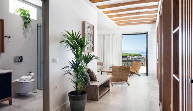Blue Island Luxury Apartment in Kato Daratso