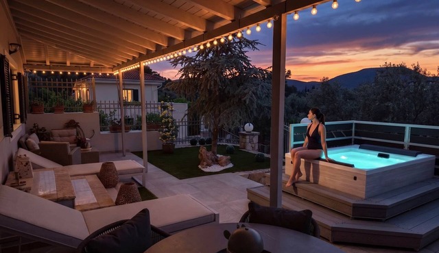 Blue Topaz Spa Cottage - Private Jacuzzi Retreat