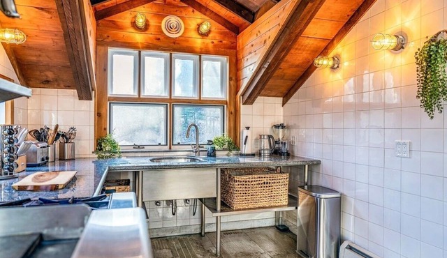Breathtaking Rustic Lodge| Lake Views & Hot Tub in Matamoras