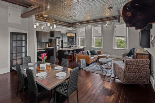 Broadway Luxe Loft in Siloam Springs