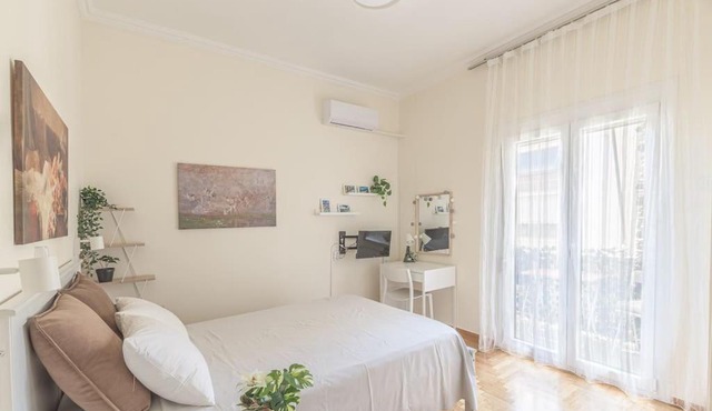 Central Cosy quite 28sm 5th floor balcony over garden 500m Metro Evangelismos