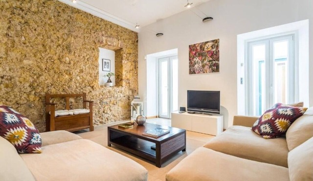 Charming 18th-Century Villa with all Amenities Spacious Terrace & Prime Location in Lisboa