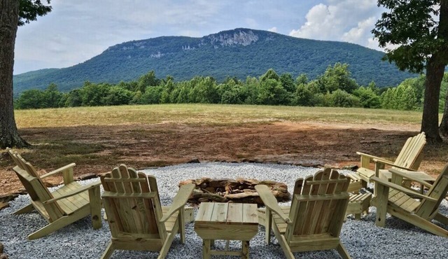 Charming 2-bedroom farmhouse with an awesome view minutes from Hanging Rock in Germanton