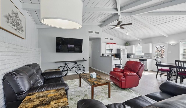 Charming 3-Bed/2-Bath Hidden Gem w Yard (Sleeps 6) in Richardson