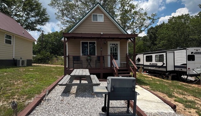 Charming cottage with AC, Pet-friendly, 4 guests, 3 miles from West Point Lake in Five Points