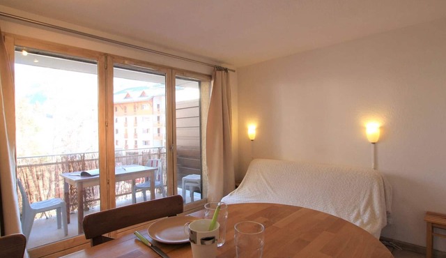 Charming Studio in Briançon - Mountain Views, Sleeps 4, Close to Slopes & Shops in Briançon