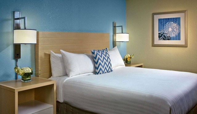 Cincinnati Getaway! 3 Spacious Units, Full Kitchen, Pool, FREE Bfast & Parking! in Cincinnati